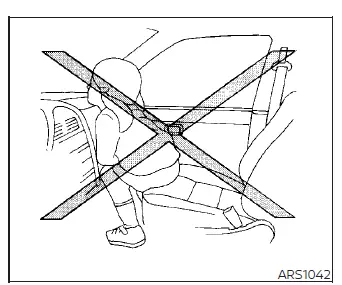 Warning illustration showing a child standing up unrestrained between the front seats of a Nissan Versa during travel